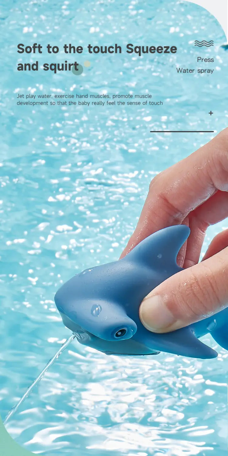 サメのお風呂釣りゲームセットの、押すと水が噴き出す絞り出し式のデザインを備えた青色のシリコン製サメ型バストイです。