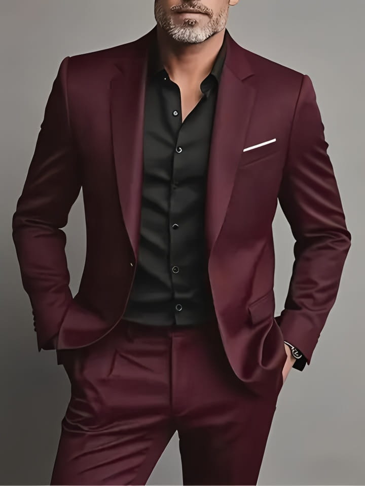 Ein eleganter maronroter Slim-Fit-Anzug mit maßgeschneiderter Passform und dezentem Schimmer, einreihige Verschlussart.