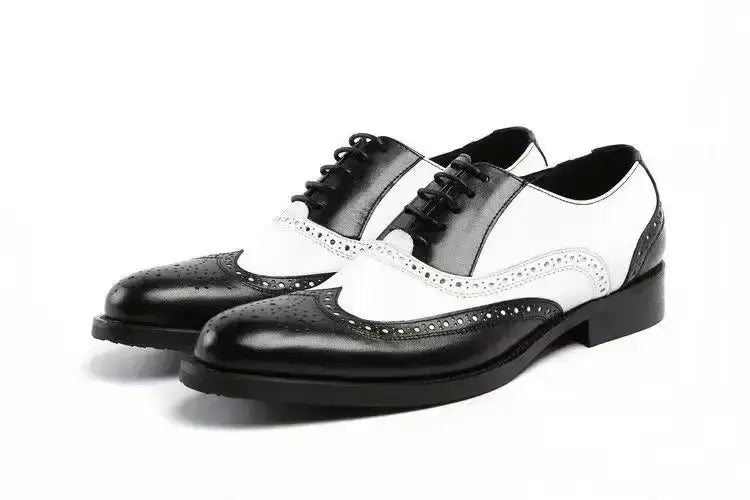Zapatos de vestir Oxford tipo brogue bicolor para hombre, de cuero negro y blanco, con detalles perforados.