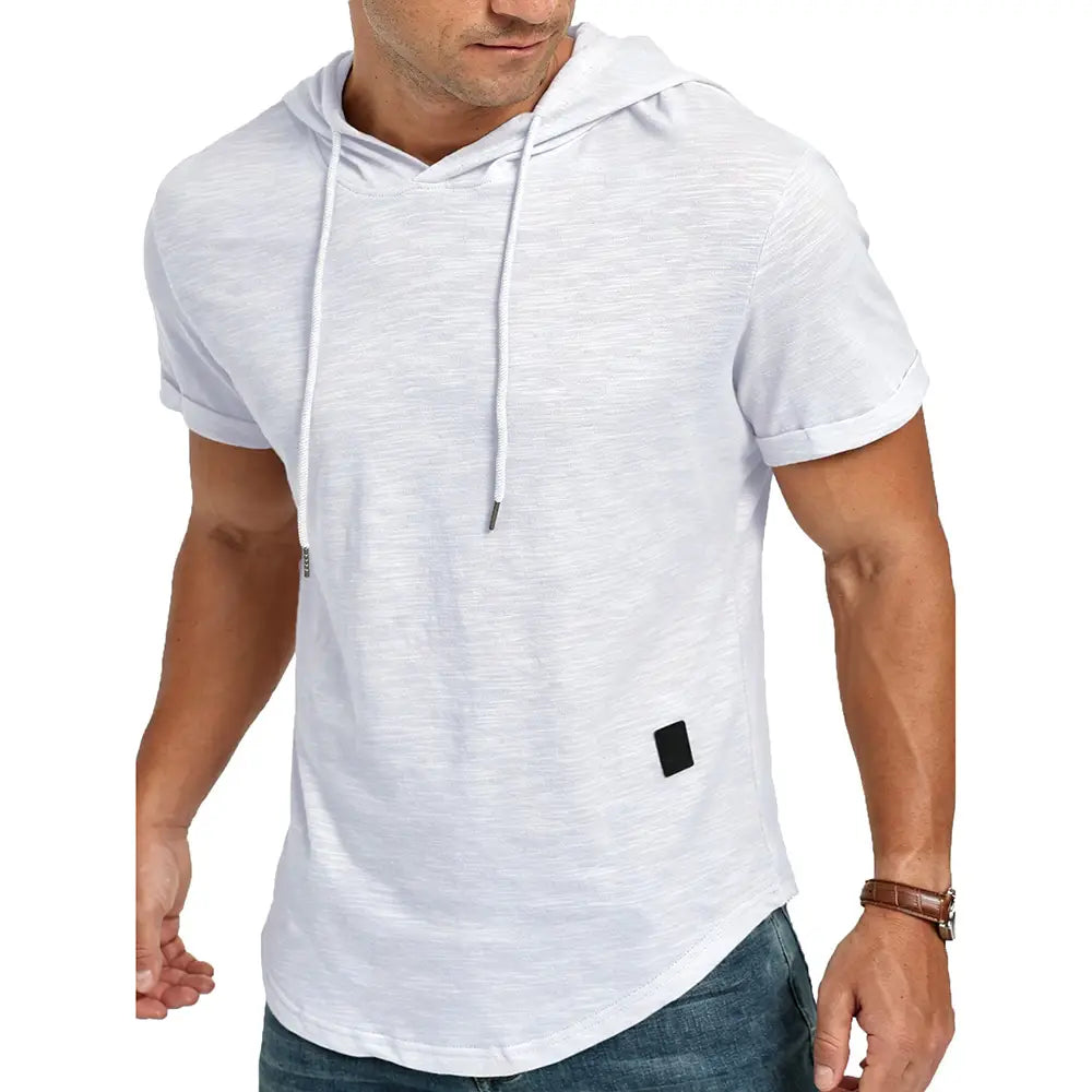 Veste à capuche respirante légère pour homme, blanche, à manches courtes, avec texture chinée subtile et écusson rectangulaire noir sur la partie inférieure avant, conçue comme tenue décontractée.