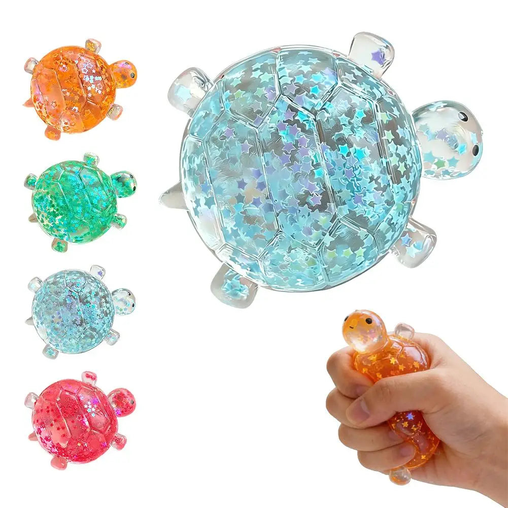 Ein durchscheinendes blaues Schildkröten-Spielzeug-Fidget-Spielzeug mit Glitzerfüllung, mit klarer, segmentierter Schale und kleinen schwarzen Augen, entworfen für weiches Knautschen zur Stresslinderung.