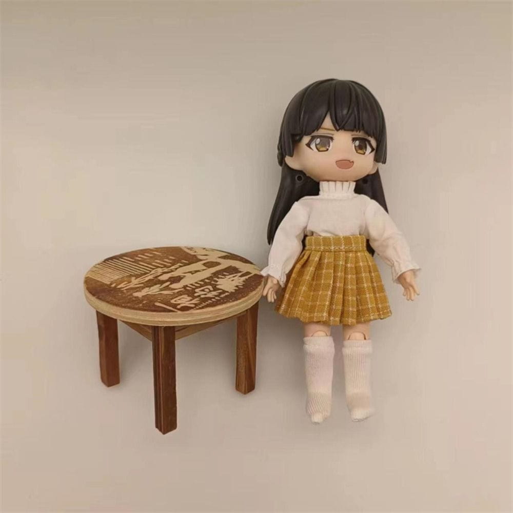 彫刻デザインが施された小さな木製の台のそばに立っている、白いタートルネックと黄色のチェック柄プリーツスカートを着用した黒髪のアニメ風Ob11ドール。