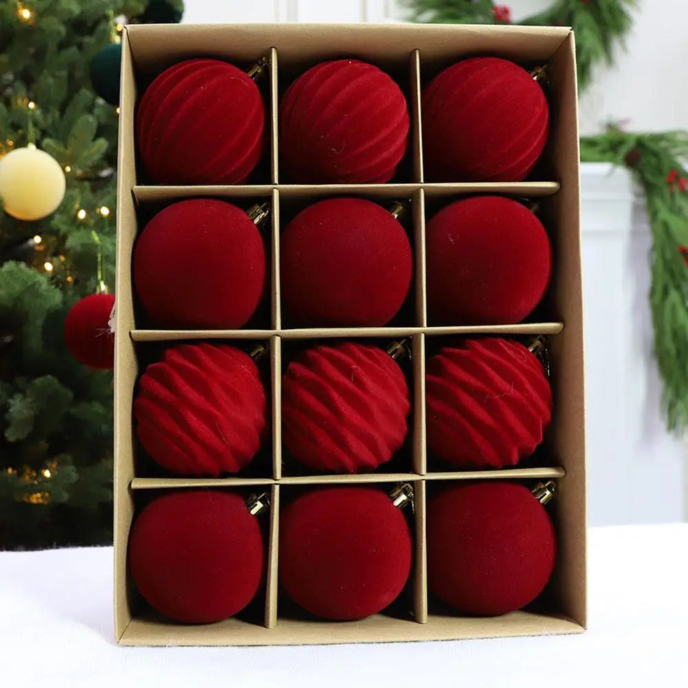 Set mit neun kräftigen roten Christbaumkugeln in Samtoptik aus rotem Samt mit strukturierten, gerippten Oberflächen und goldfarbenen Aufhängehaken.