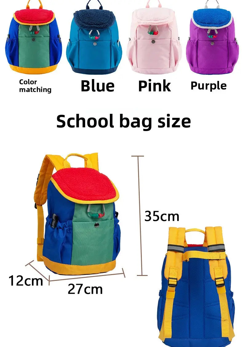 Leichter Fuzzy-Rucksack für Kinder für den Kindergarten mit blauem Rückenkörper, grünem Frontpanel, rotem oberen Klappteil und gelben Trägern, entworfen für junge Kinder.