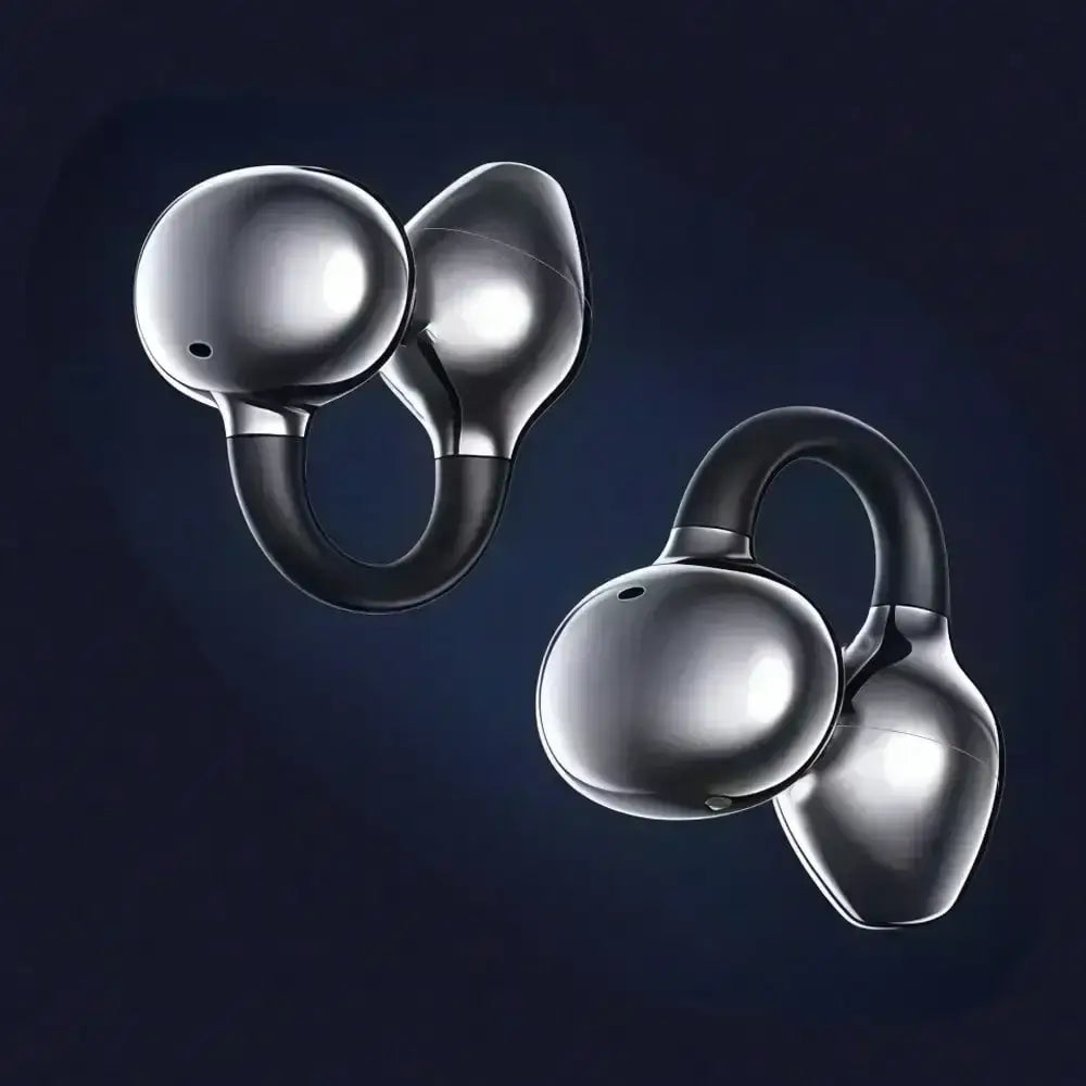 Auriculares inalámbricos de clip Bluetooth plateados, minimalistas y elegantes, con un diseño distintivo de vástago curvado y funda de carga, que respaldan un tiempo de carga optimizado y el control del volumen de los medios.