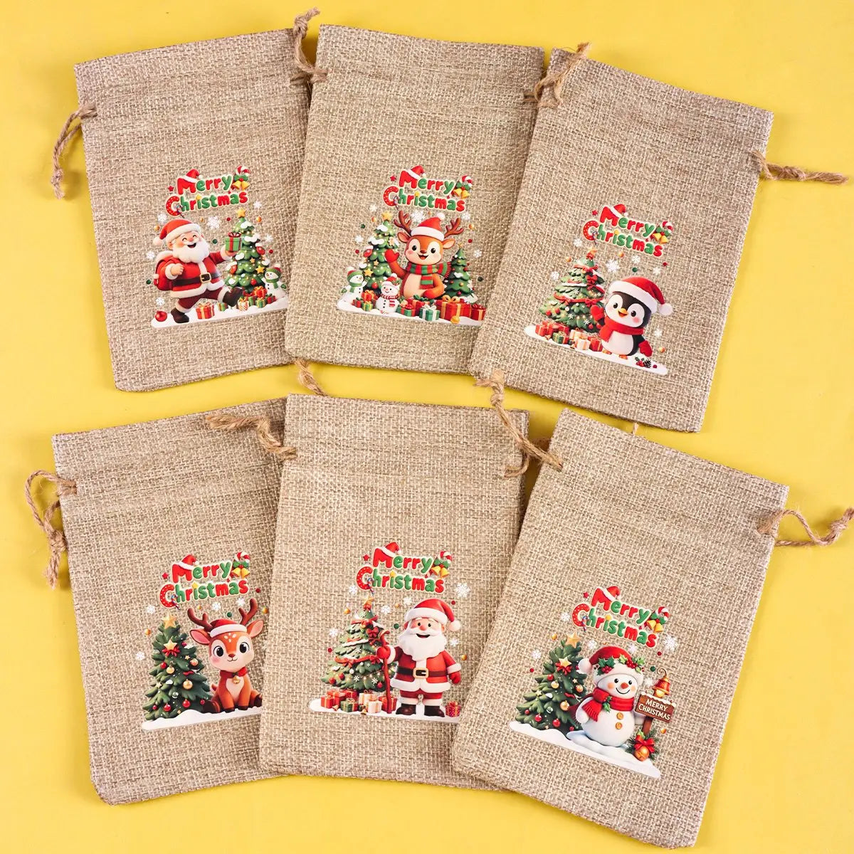 Lot de 6 sachets cadeaux de Noël en toile de jute beige, présentant des motifs imprimés festifs : le Père Noël, un renne, un pingouin et un bonhomme de neige.