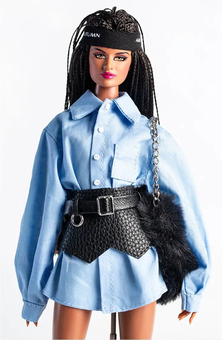 Ein Set aus 1/6-Skala futuristischer Puppenbekleidung und Accessoires mit einer Barbie-Puppe, gekleidet in ein hellblaues Denimhemd und einen Rock mit einem schwarzen texturierten Gürtel und passendem Stirnband.