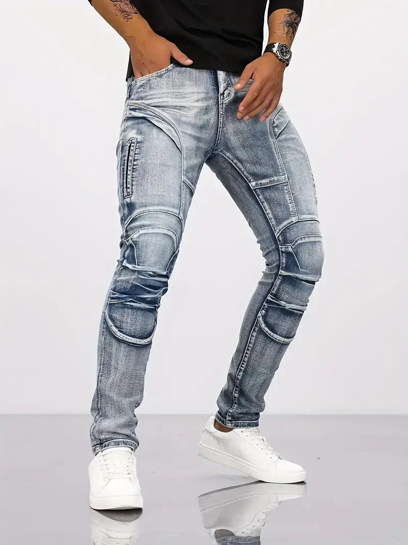 Jean biker en denim délavé, coupe slim fit, en denim déchiré, avec panneaux de genoux et de cuisses renforcés et rembourrés dans un design tactique.