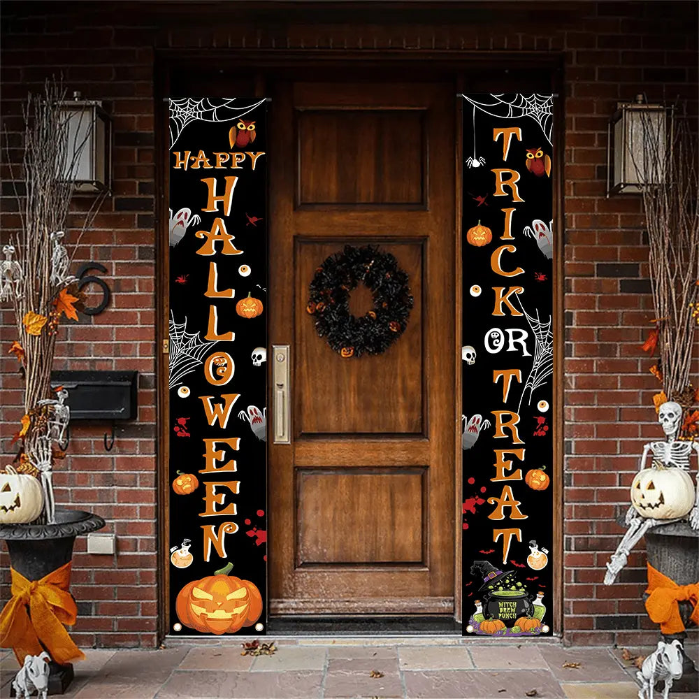 bannière d’accueil d’Halloween noire avec inscription orange et illustrations de citrouilles, de fantômes, d’hiboux et d’araignées, panneau vertical pour porche