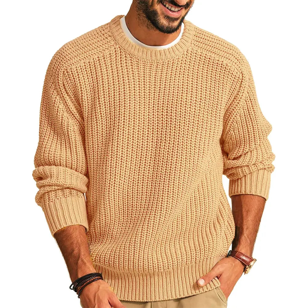 Herren-Chunky-Strickpullover lässig mit Crewneck-Pullover, in beigem Rippstrick mit umgeschlagenen Ärmeln und weißem Innenkragen.