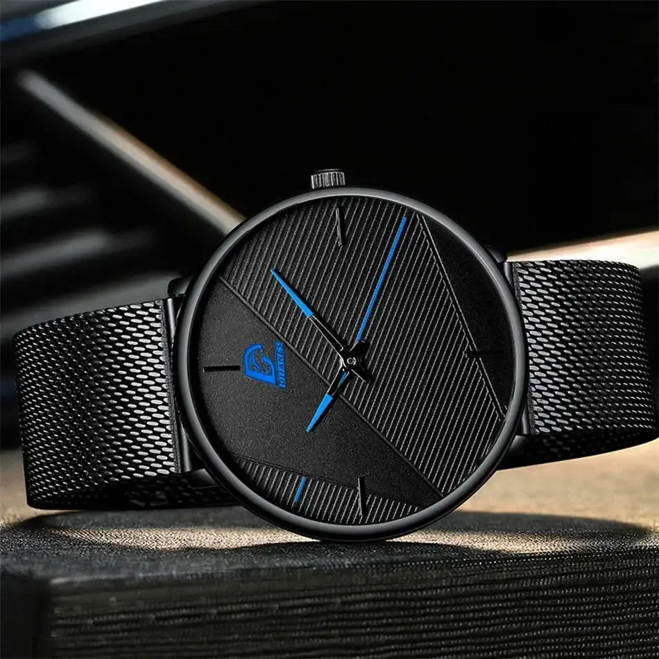 Herrenarmbanduhr aus schwarzem Mesh, Quarz, mit einem eleganten minimalistischen Design: blaue Zeiger und ein dezentes geometrisches Muster auf dem Zifferblatt.
