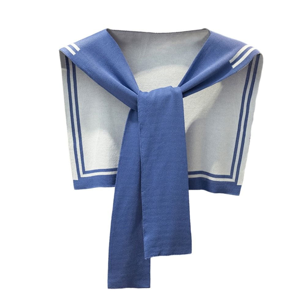 Strickschal mit Stehkragen im Matrosenstil als Fake-Kragenpullover mit blauem Matrosenkragen und weißem Besatz sowie zwei parallelen Streifen auf jeder Schulter, vorne zu einer ordentlich gebundenen Knotenform gebunden.