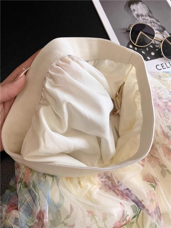 Sombrero de satén de color crema forrado, con un interior suave y fruncido, y un ala lisa y estructurada que complementa la falda de tul floral fairycore con ribete de perlas en estilo Y2k.