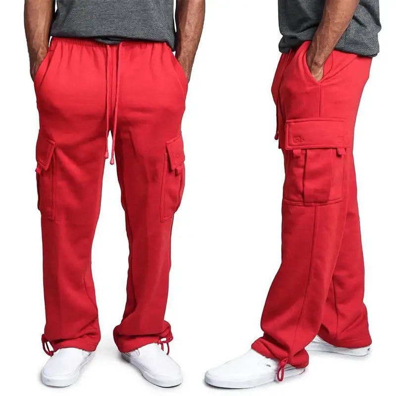 Pantalon cargo homme en molleton rouge, avec taille à cordon de serrage et bas côtelés, doté de plusieurs poches.