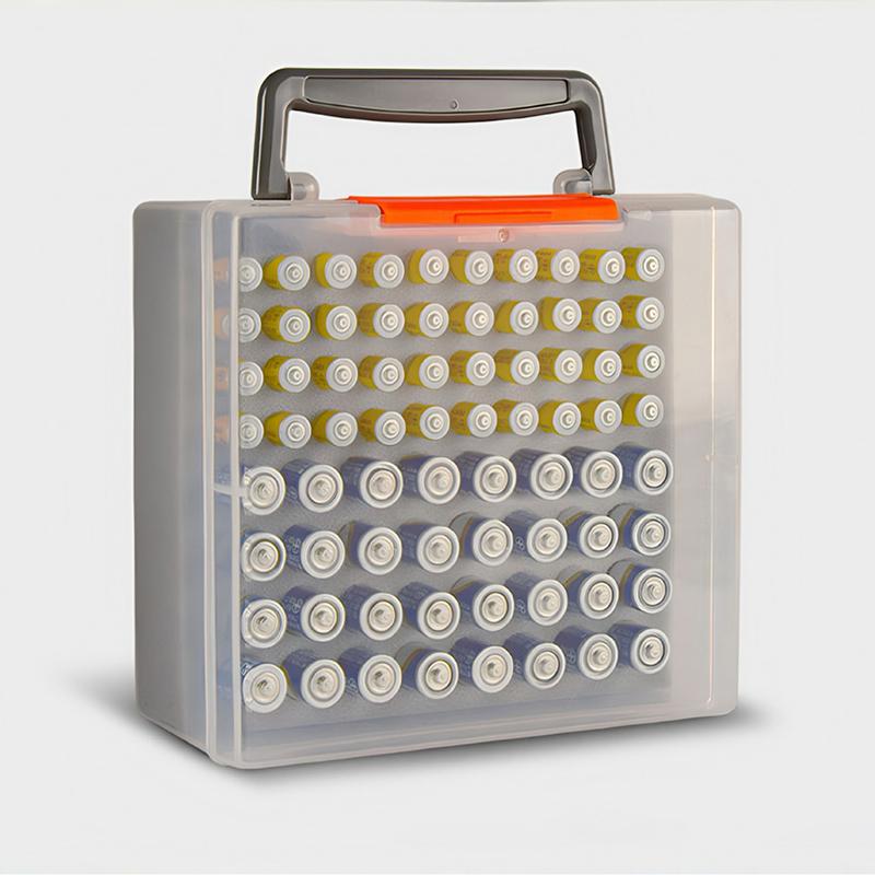 Transparenter Kunststoff-Batterie-Aufbewahrungsorganizer mit grauem Griff und orangefarbenem Verschluss, der 72 ordentlich angeordnete AA- und AAA-Batterien in Reihen hält.