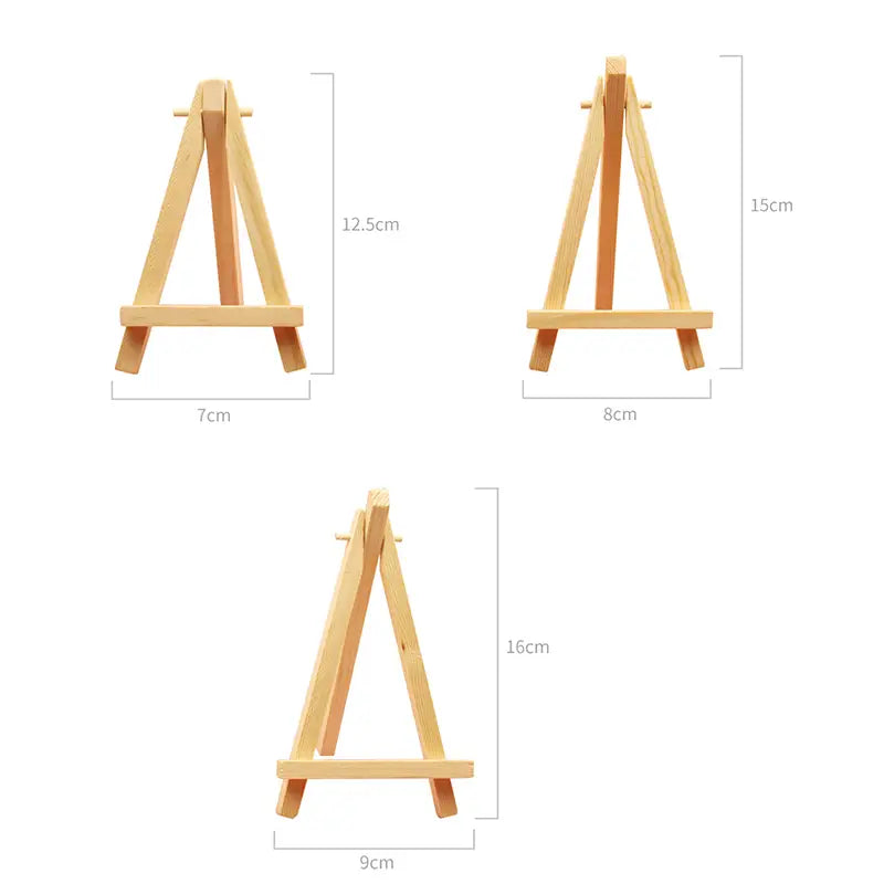 Trois mini-chevalets en bois naturel de couleur claire, de dimensions différentes, pour la décoration d’engagement de mariage, les affiches de peinture et la décoration d’anniversaire.