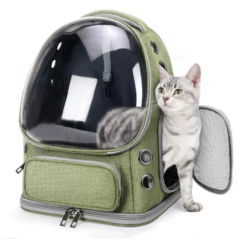 Mochila para gato mascota tipo astronauta en color verde oliva con cúpula transparente y panel lateral de malla para ventilación.