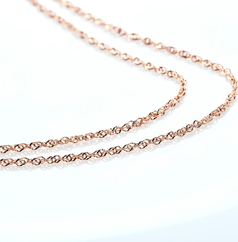 Una cadena de collar de moissanita en plata de ley con tono oro rosa con eslabones trenzados, con acentos de moissanita.