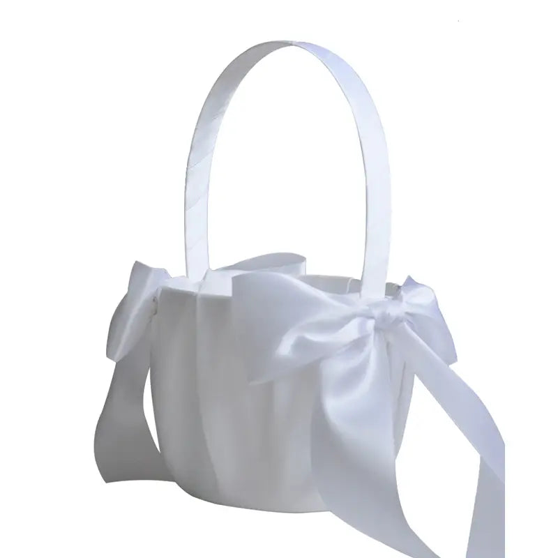 Panier de demoiselle d’honneur en satin blanc avec anse incurvée et nœud perlé réalisé dans un ruban de satin.