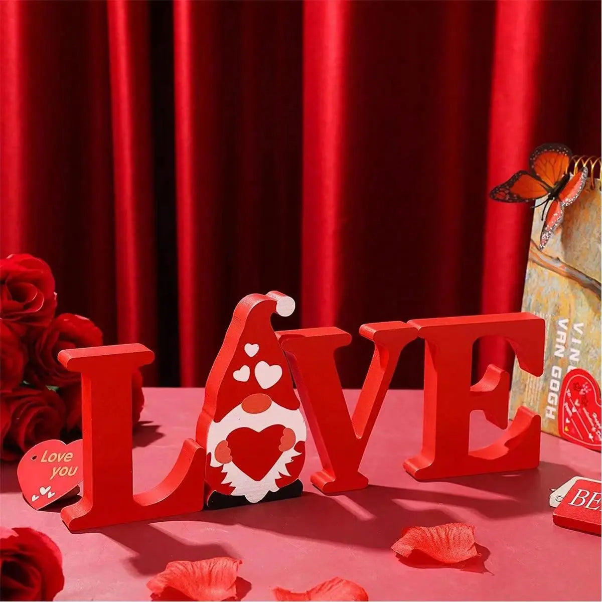 Rote Holz-Dekoration im Stil eines Liebesbriefes mit einem Gnome-Design in der Mitte als Teil der Holz-Hochzeitstischdekoration „Mr und Mrs“.