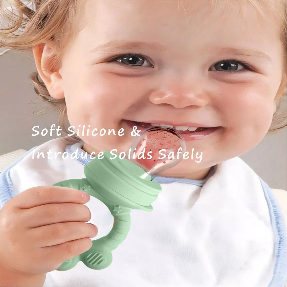 Ein mintgrüner Silikon-Beißring für Babys mit einem fruchtförmigen Einsatz in Erdbeerform aus dem Baby-Obst-Fütterer- und Silikon-Eiswürfelbehälter-Set.