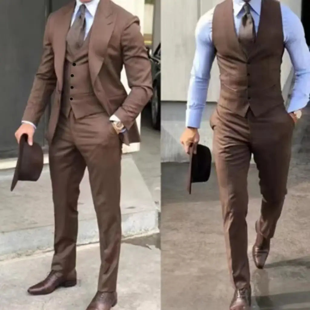 Smoking trois pièces ajusté pour homme en marron, avec une coupe ajustée et un gilet ainsi que des pantalons assortis, conçu pour un costume pour homme élégant, avec tour de poitrine ajustable et type de fermeture par boutons.