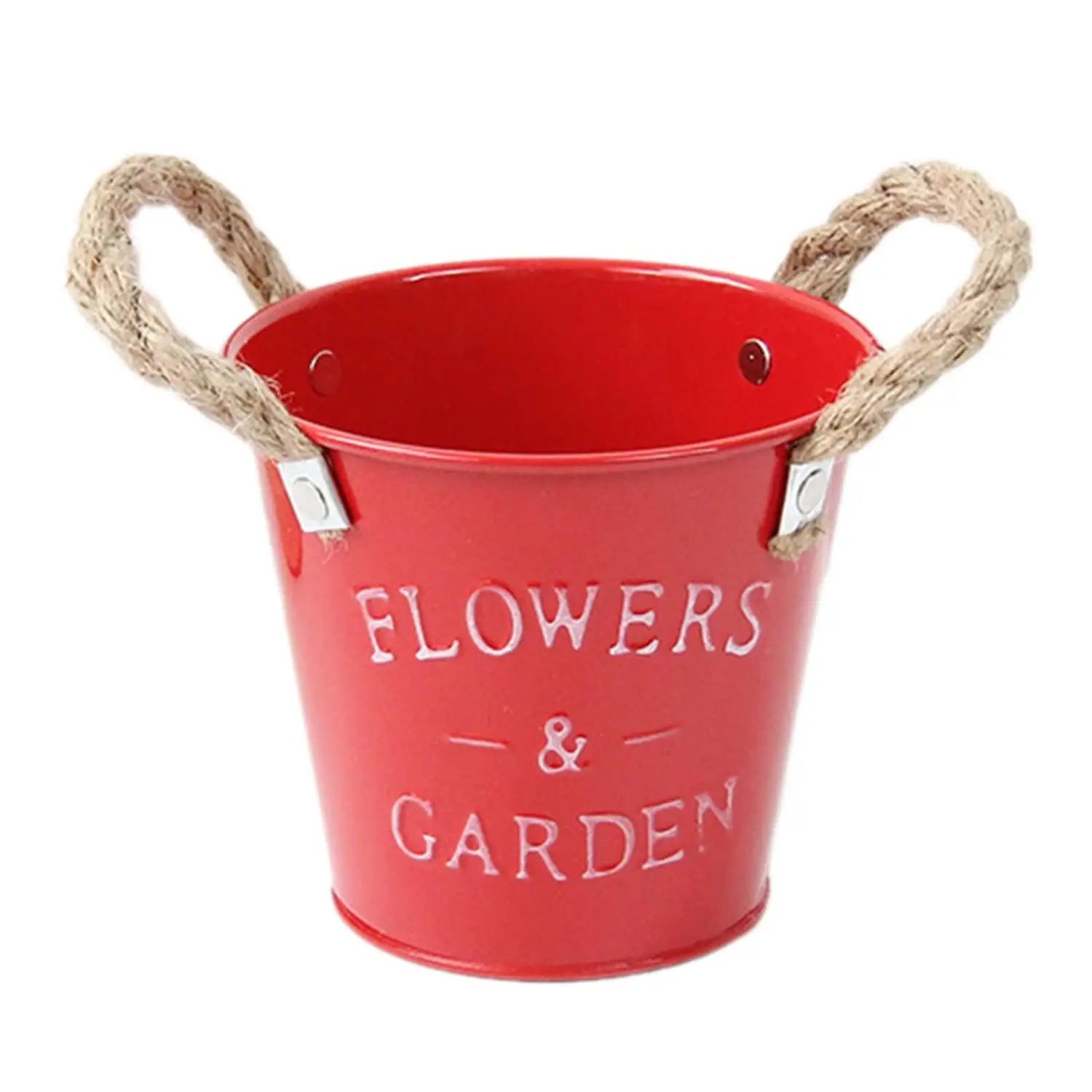 Roter Metall-Blumentopf mit Griffen aus Seil, Blumen und im weißen Relief gestalteter Gartenfläche, entworfen als rustikaler Landhaus-Gartenpflanzen-Blumentopf