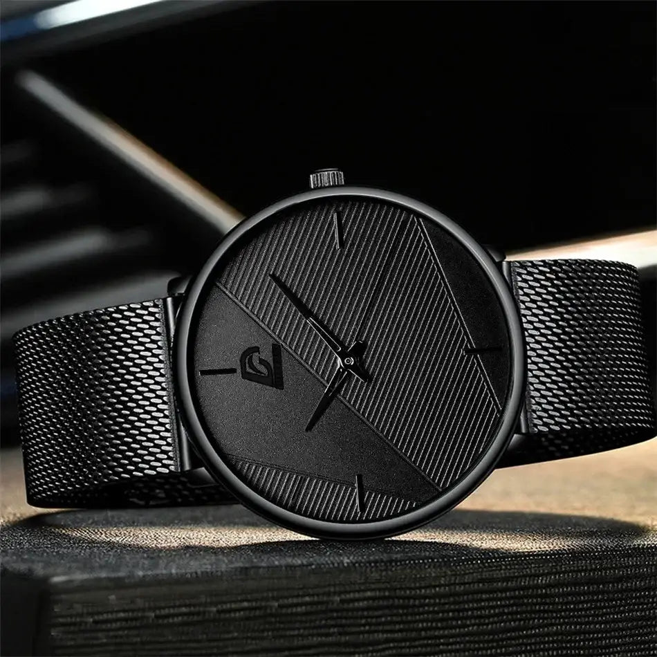 Herrenarmbanduhr aus schwarzem Mesh, Quarz, mit einem minimalistischen Zifferblatt mit diagonalen Streifenmustern und einem eleganten modernen Design.