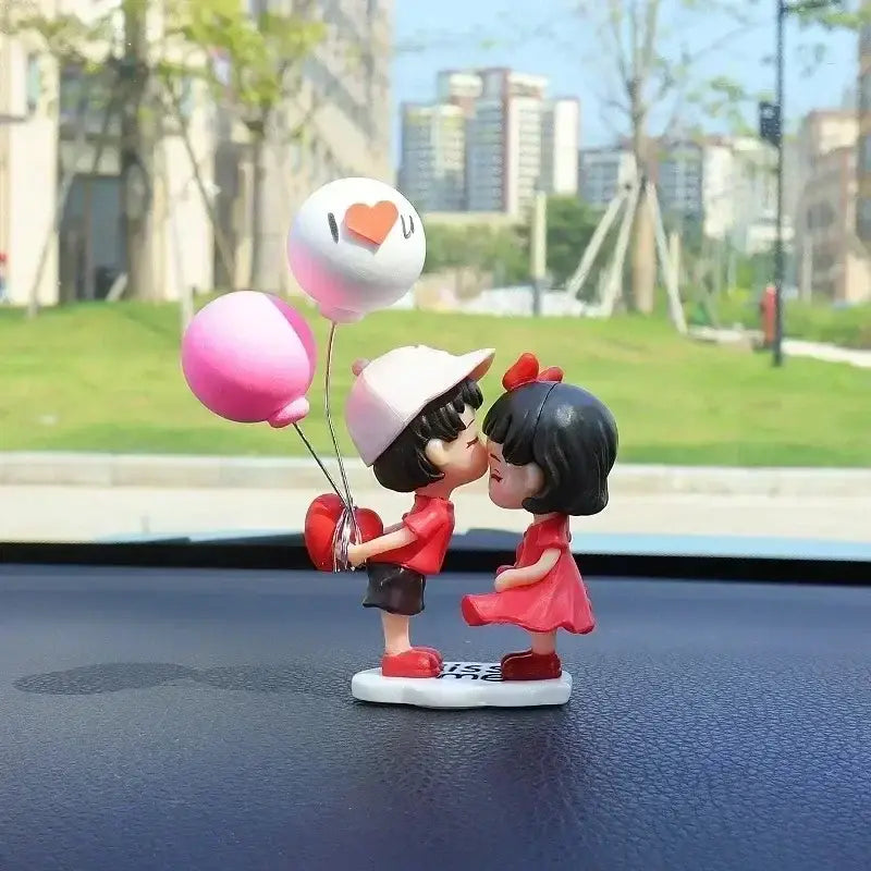 車のダッシュボード上で風船を持つ赤と黒のカートゥーンのカップル・フィギュアをあしらった、かわいいカップルのカー・ダッシュボード用レジンオーナメント。