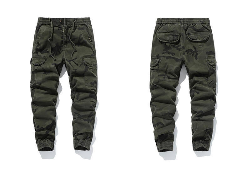 Dunkelgrüne tarnfarbene Cargo-Jogginghosen für Herren aus Baumwolle mit mehreren Taschen und elastischen Bündchen in einem lockeren Design.