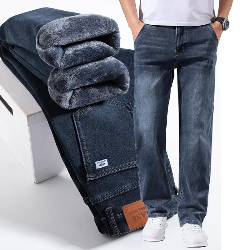 Jeans en denim bleu foncé rétro délavés coupe droite ample pour hommes, avec doublure en molleton gris duveteux.