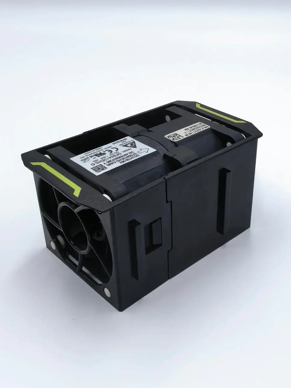Ventilateur de soufflerie Delta 20000 tr/min rectangulaire noir avec bandes d’accent jaunes et une étiquette comportant des codes QR sur la face arrière de l’appareil.