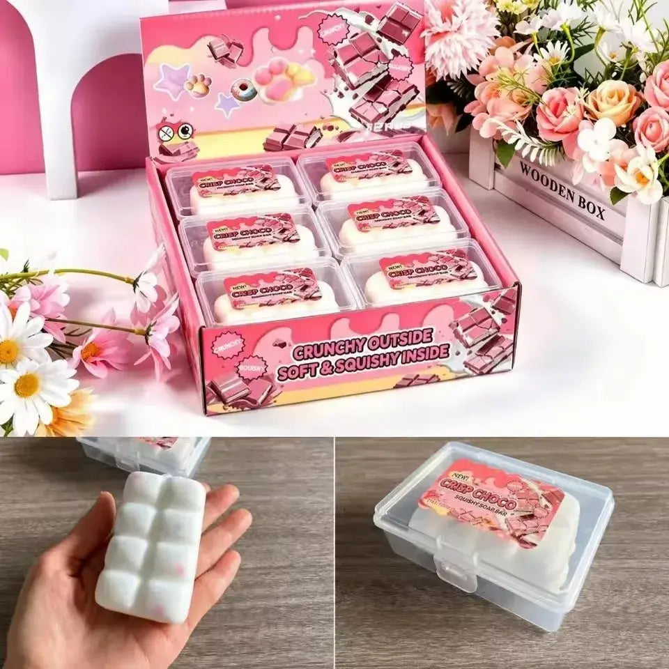 jouet antistress présentant des barres de savon souples façon chocolat croustillant rose et blanc, dans un contenant en plastique transparent, avec du plastique sans BPA et un emballage thématique de chocolat en style dessin animé
