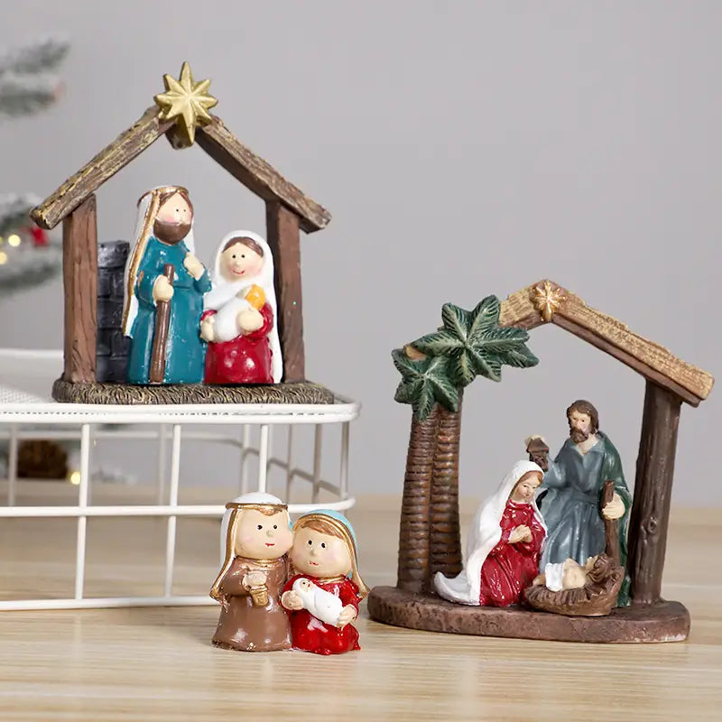 樹脂製のクリスマステーブルの装飾用に、金色の星のある厩を備えたものと、ヤシの木の下にあるものの、2つのミニチュア彩色樹脂製降誕の情景フィギュア。