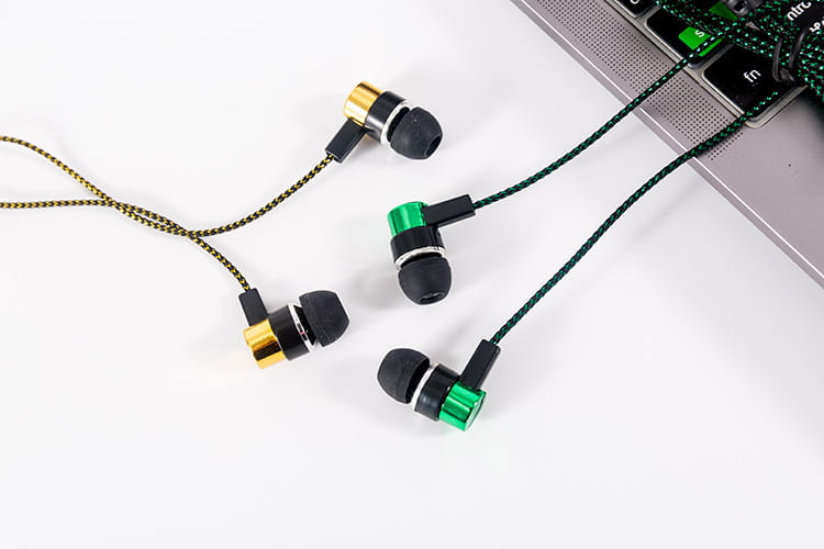 Verkabelte In-Ear-Kopfhörer mit Mikrofon 3,5 mm in Grün und Gold, mit geflochtenen Kabeln für Langlebigkeit und verbesserte Audioleistung.