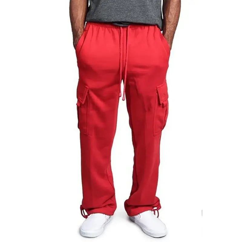 Pantalon cargo homme rouge en molleton, avec taille et bas à cordon de serrage, doté de plusieurs poches.