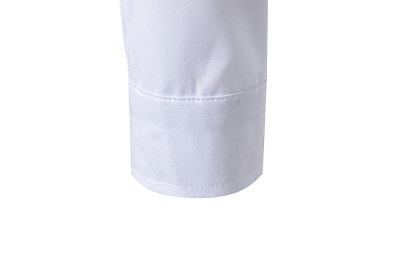 puño de algodón blanco de una camisa gótica de hombre con cuello alzado y cruzada doble, con una costura doble y ordenada