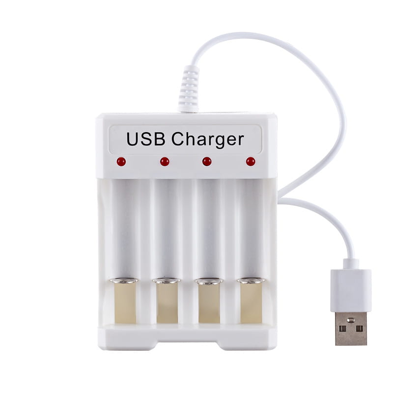 Weißes USB-AA-AAA-Batterieladegerät und -Organizer mit vier Steckplätzen, roten Anzeigelämpchen über jedem Steckplatz und einem weißen Ladekabel, das von der Oberseite ausgeht.