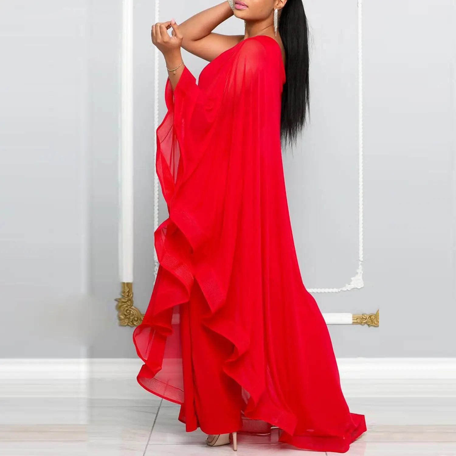 Ein fließendes leuchtend rotes Chiffon-Kleid mit gerafften Lagen und einer Bardot-Ausschnittgestaltung im Kontrast zu dem eleganten Romper mit einseitiger Schulter und Chiffon-Rüschen