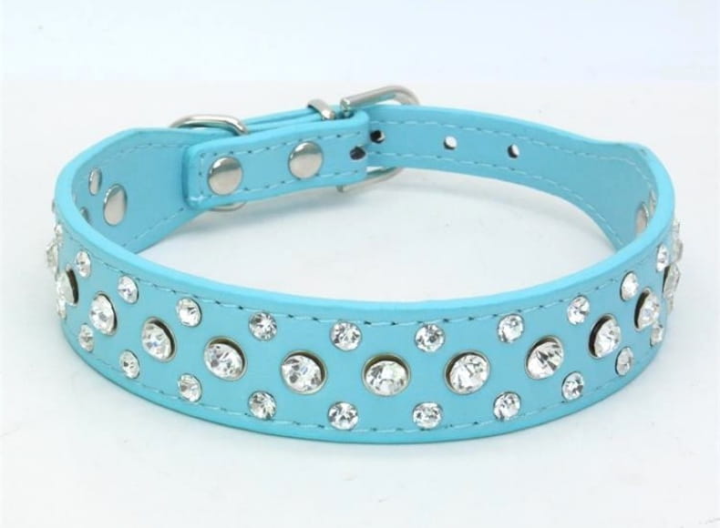 Hellblaues Kunstleder-Hundehalsband für kleine Hunde und Katzen, verziert mit funkelnden klaren Strasssteinen und Metallbeschlägen in Silberoptik.