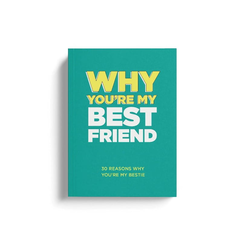 Un livre « Mom Dad fill in love » à couverture rigide turquoise avec un texte jaune et blanc en caractères gras indiquant « why youre my best friend », et un lettrage doré plus petit en dessous.