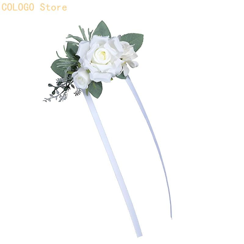 Hochzeitsrosen-Boutonniere aus Seidenblumen mit weißen künstlichen Rosen, grünen Blättern und silbertönigen Zweigen.