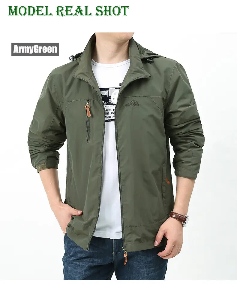chaqueta cortavientos impermeable con capucha verde caqui para hombre Naturehike con bolsillos con cierre y logotipo de marca sutil en el pecho