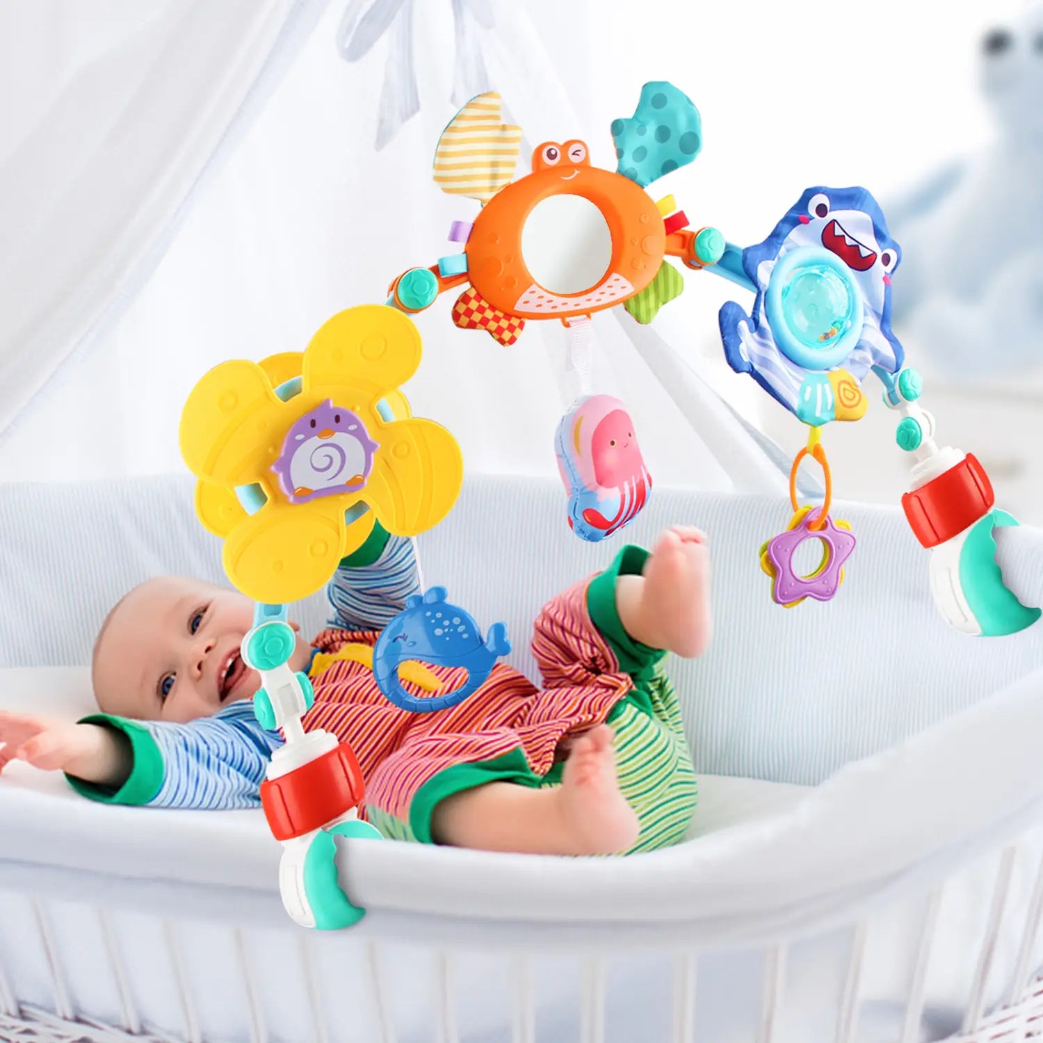 Arche d’activités pour poussette pour bébé en plastique coloré, jouets suspendus à thème marin, comprenant des jouets à l’effigie d’un crabe, d’un requin et d’un hippocampe au-dessus du berceau