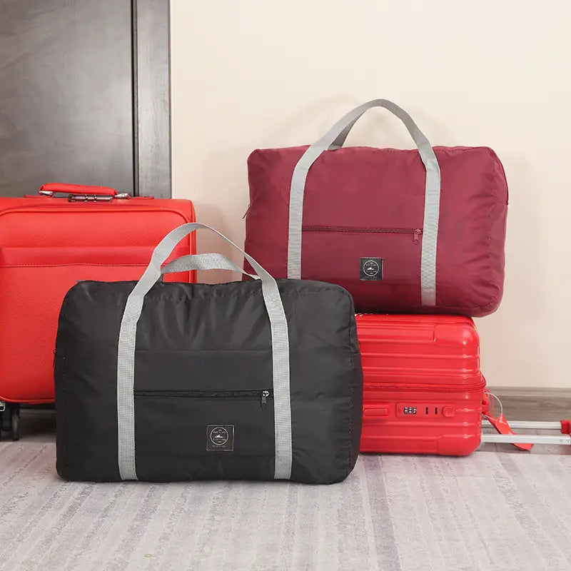 Juego de bolsa de lona de viaje plegable con bolsas plegables negras y rojas con correas grises y bolsillos con cremallera.