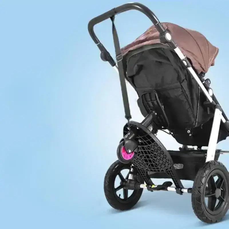 Schwarzer Kinderwagen mit braunem Verdeck, Akzenten in Weiß und einem Maschen-Aufbewahrungskorb; mit einem rosafarbenen Kreisdetail am Vorderrad, dargestellt von der Rückseite, mit einem Kinderwagen-Fahrbrett mit abnehmbarem Sitz und Plattform.