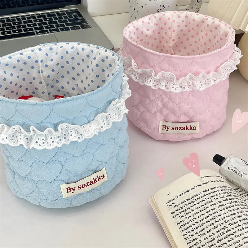 Gepolsterte Aufbewahrungskörbe von Sozakka in Rosa und Blau mit Spitzenbesatz und Polka-Dot-Innenbereichen, hergestellt aus Stoff.