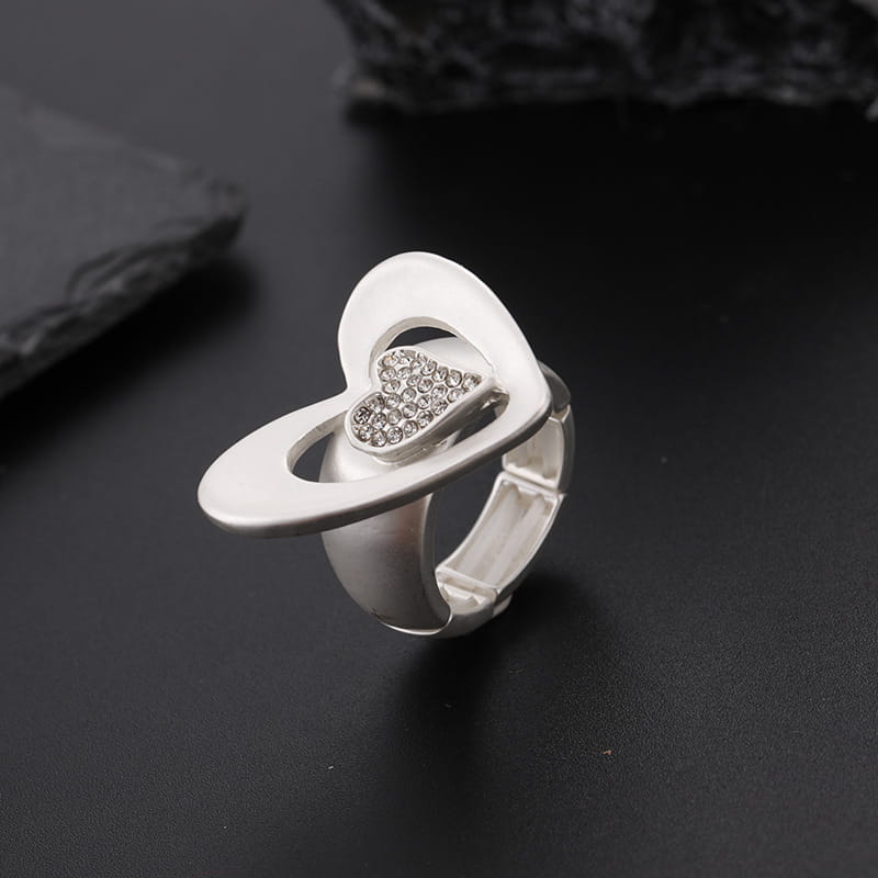 Anillo en forma de corazón con acabado en plata, con un centro de cristal engastado tipo pavé y una banda ajustable en un anillo de corazón en tono dorado con colección de joyería con pedrería ajustable