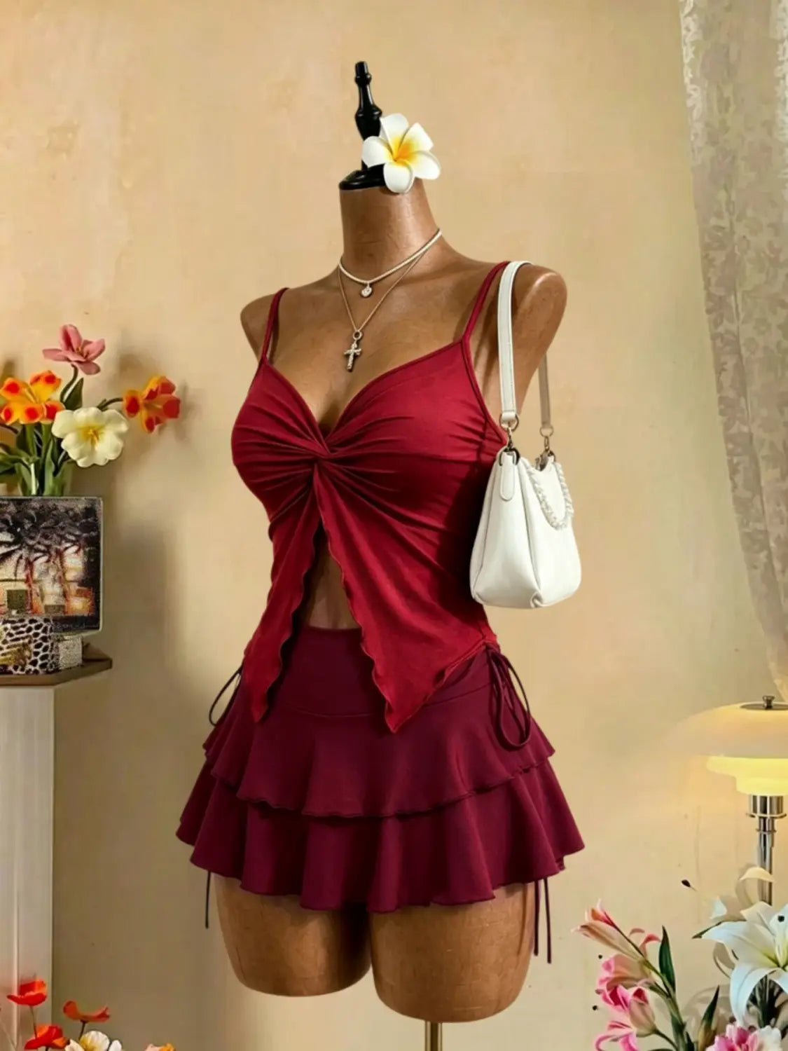 Ein weinrotes Y2K-Zweiteiler-Outfit mit hoher Taille und Bindeband, bestehend aus einem gerafften, geknoteten Oberteil und einem mehrlagigen Rock im Design mit hoher Taille.