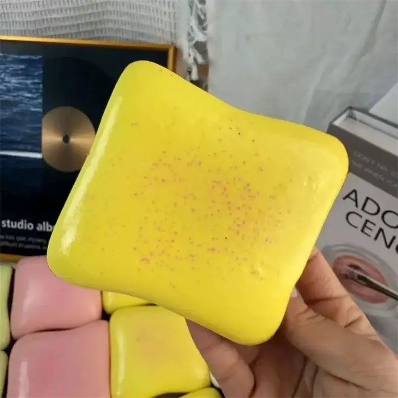 Jouet anti-stress en forme de toast moelleux jaune vif, couleur macaron, avec une surface lisse légèrement brillante et des taches discrètes.